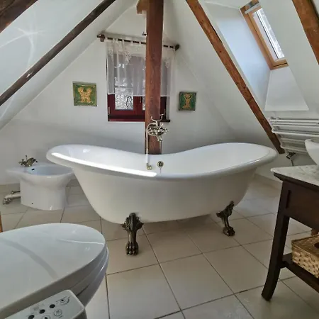 Samotnia W Ogrodzie Apartman